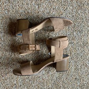 New in Box Unisa Taupe Beige Wedge Sandal Heels Size 7.5